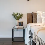 Stylish Loft, Steps To Downtown, Fast Wi-Fi Apartmán *