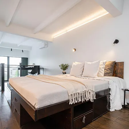 Modern Loft Walk To Center Fast Wi-fi