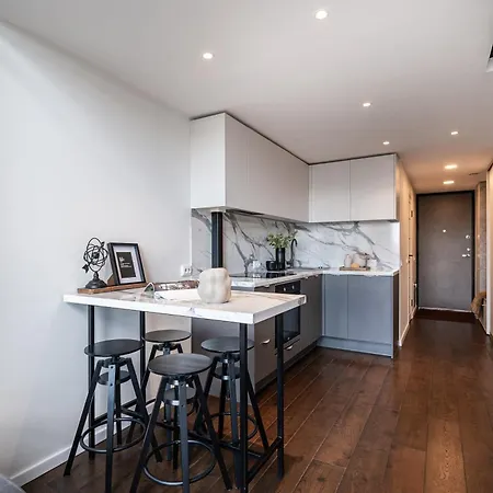 Modern Loft Walk To Center Fast Wi-fi *