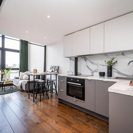 Modern Loft Walk To Center Fast Wi-fi *