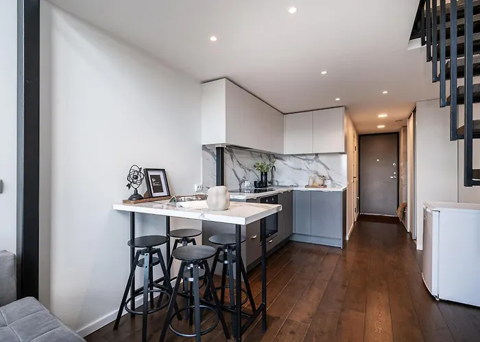 Modern Loft Walk To Center Fast Wi-fi *