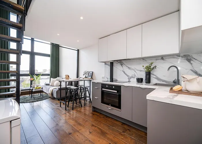 Modern Loft Walk To Center Fast Wi-fi *